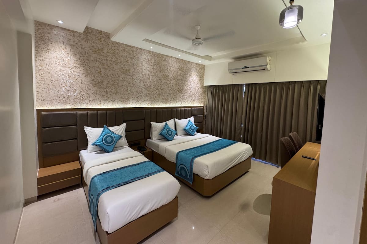 Premium Triple Room | Desk, free WiFi