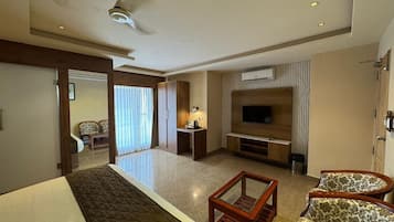 Deluxe Double Room | Desk, iron/ironing board, free WiFi