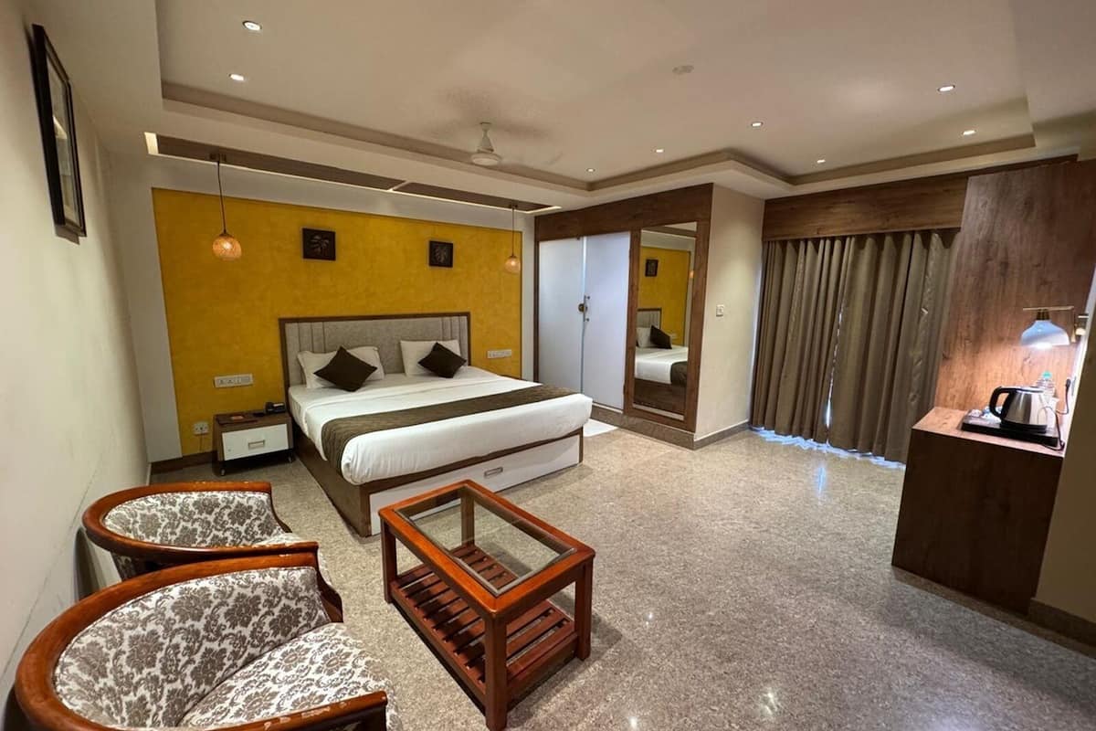 غرفة ديلوكس مزدوجة | مكتب ومكواة/لوح كي وواي فاي مجانًا