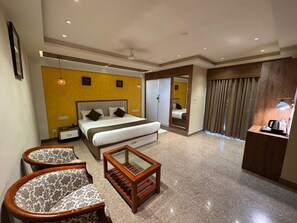 غرفة ديلوكس مزدوجة | مكتب ومكواة/لوح كي وواي فاي مجانًا