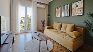 Un salon avec un canapé, une table basse, un téléviseur et une grande fenêtre avec des rideaux.