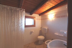 Shower, hair dryer, bidet, towels - Panoramic penthouse IL FARO in Marinella di Selinunte (Marinella)