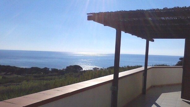 Un balcon avec vue sur la mer.