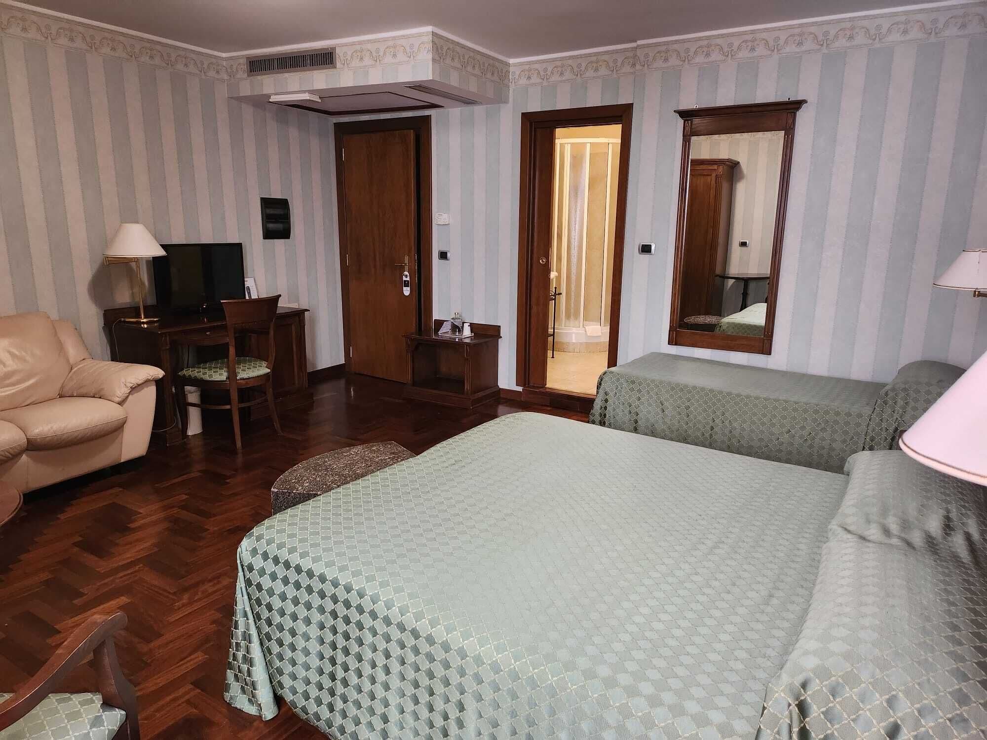 Tremannsrom | Safe på rommet, skrivebord, blendingsgardiner og lydisolert