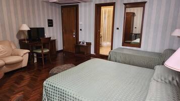 Camera tripla | Una cassaforte in camera, una scrivania, tende oscuranti