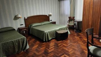 Chambre Triple | Coffres-forts dans les chambres, bureau, rideaux occultants