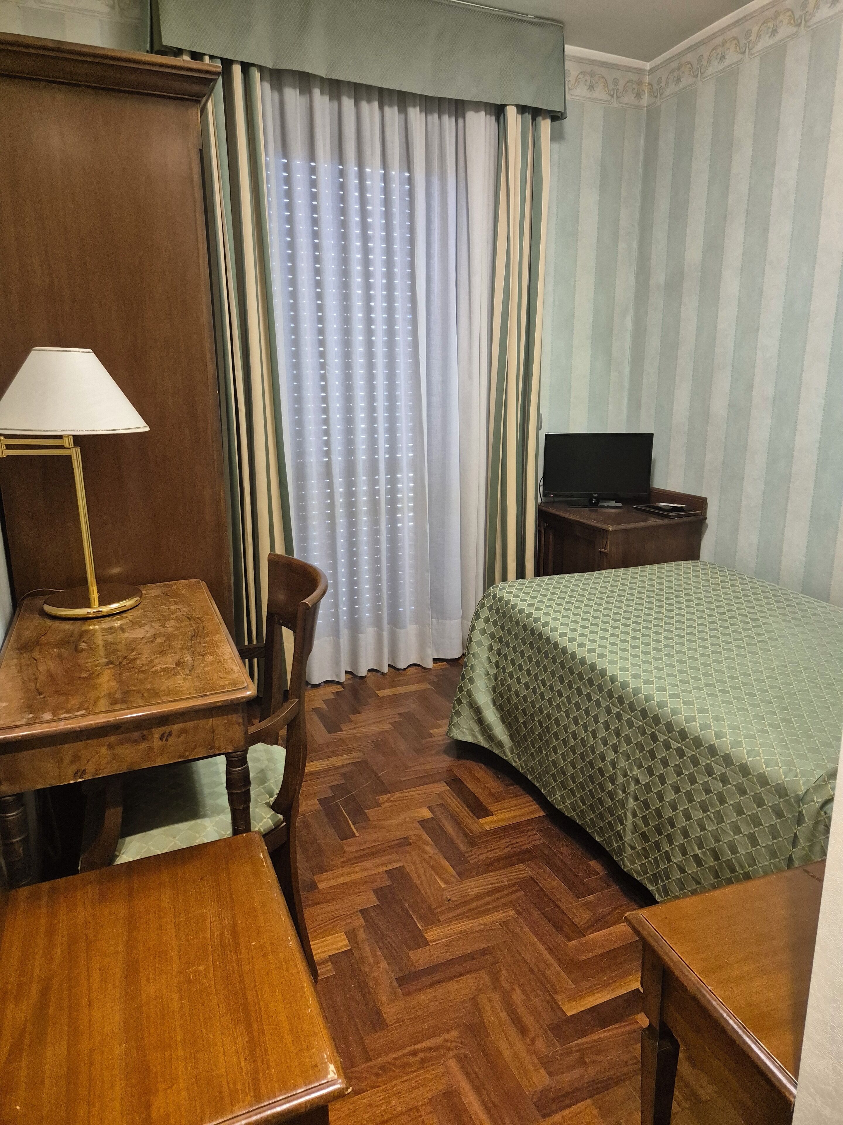 Enkeltrom | Safe på rommet, skrivebord, blendingsgardiner og lydisolert