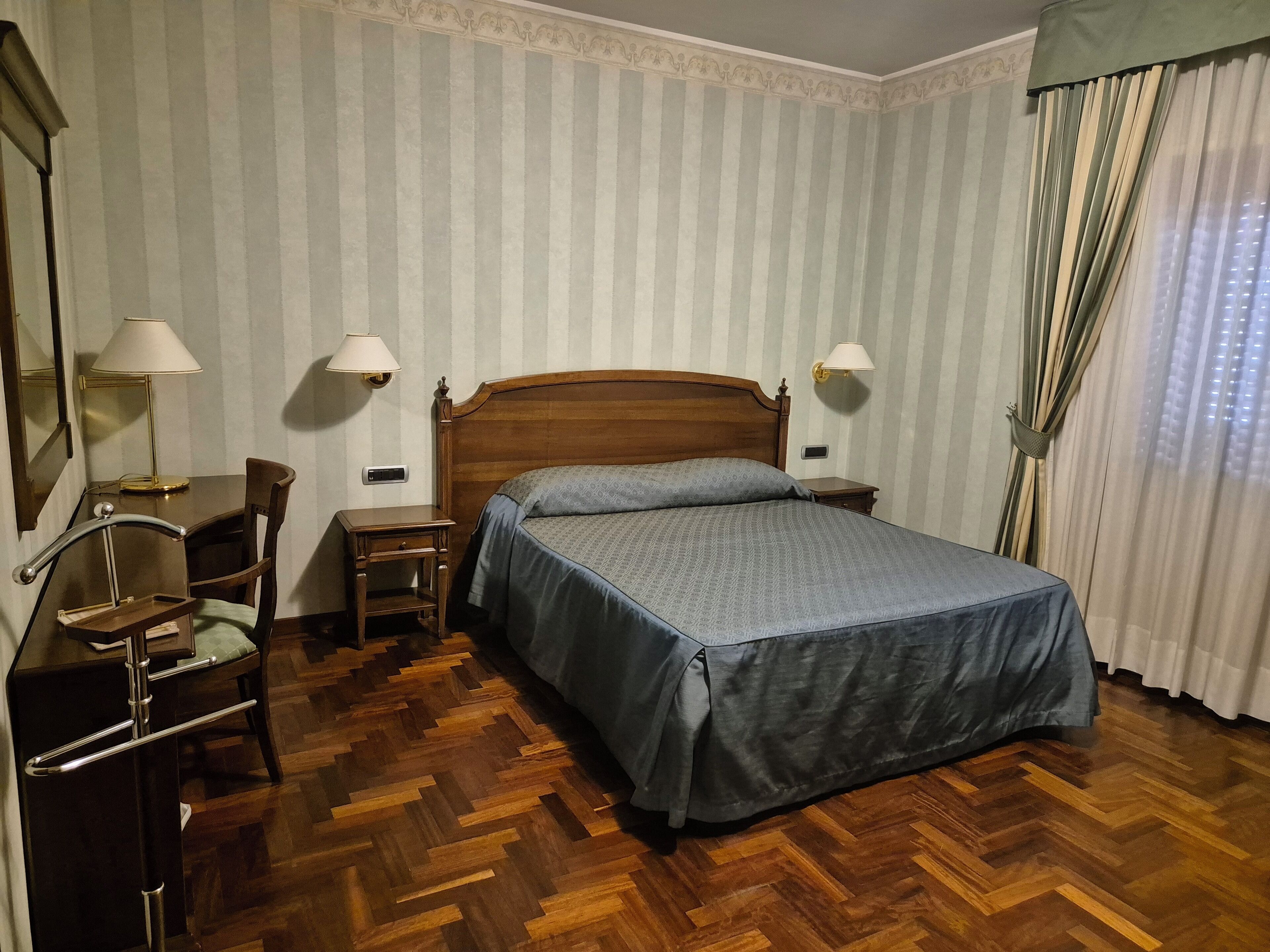 Dobbelt- eller tomannsrom | Safe på rommet, skrivebord, blendingsgardiner og lydisolert