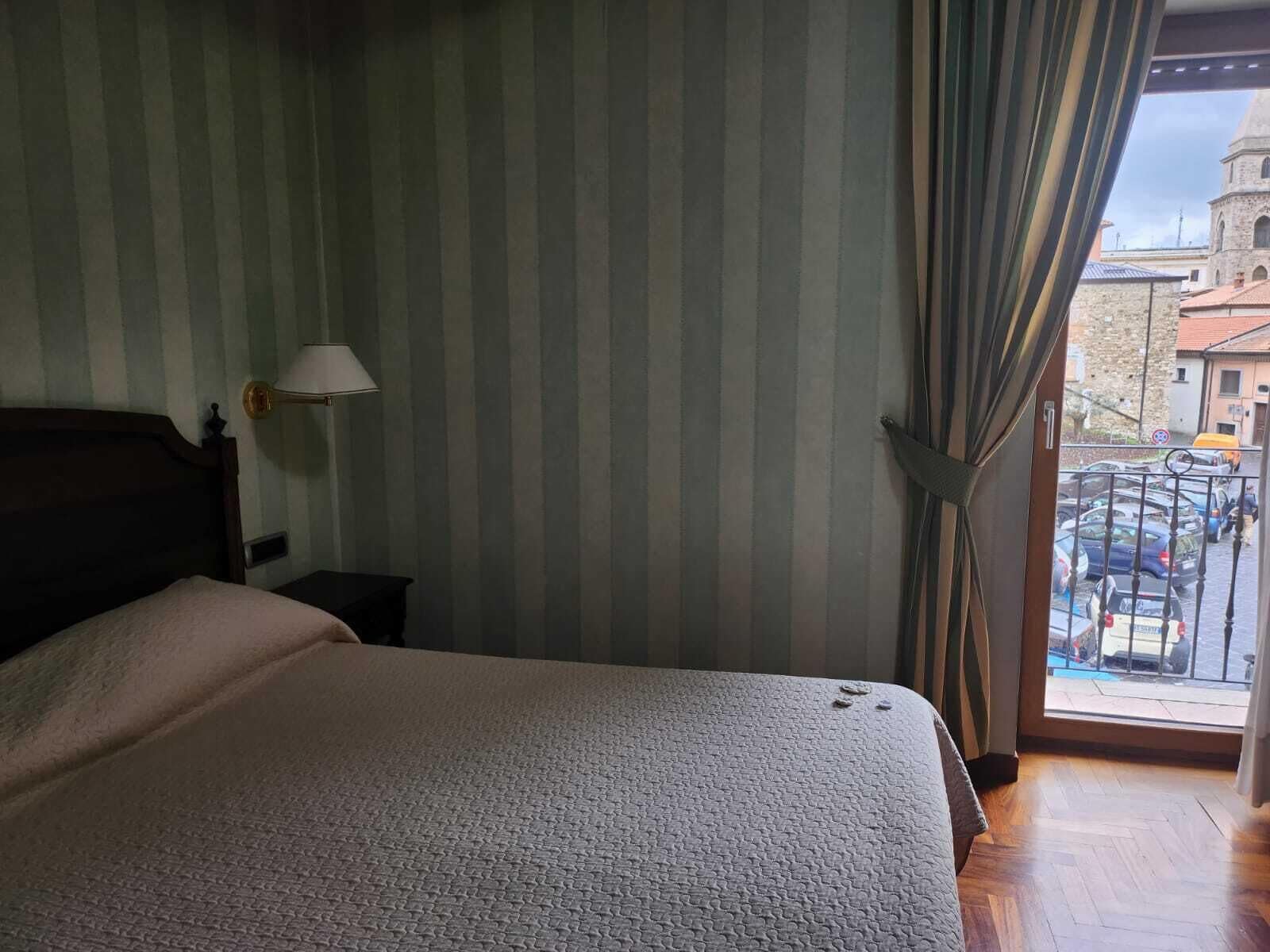 Doppel- oder Zweibettzimmer | Zimmersafe, Schreibtisch, Verdunkelungsvorhänge, schallisolierte Zimmer