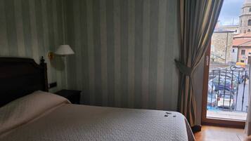 Doppel- oder Zweibettzimmer | Zimmersafe, Schreibtisch, Verdunkelungsvorhänge, schallisolierte Zimmer