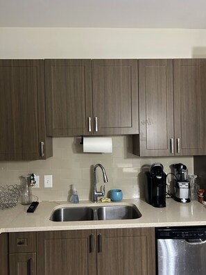 Fridge, microwave, oven, stovetop - Modern 1BR Retreat Minutes from Downtown — Comfort, Convenience & City Access (Atlanta)