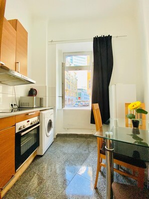 Basic Apartment | Private kitchen | Microwave, oven, stovetop, cookware/dishes/utensils - Cozy 1BR Apartment Near Danube River (Vienna)