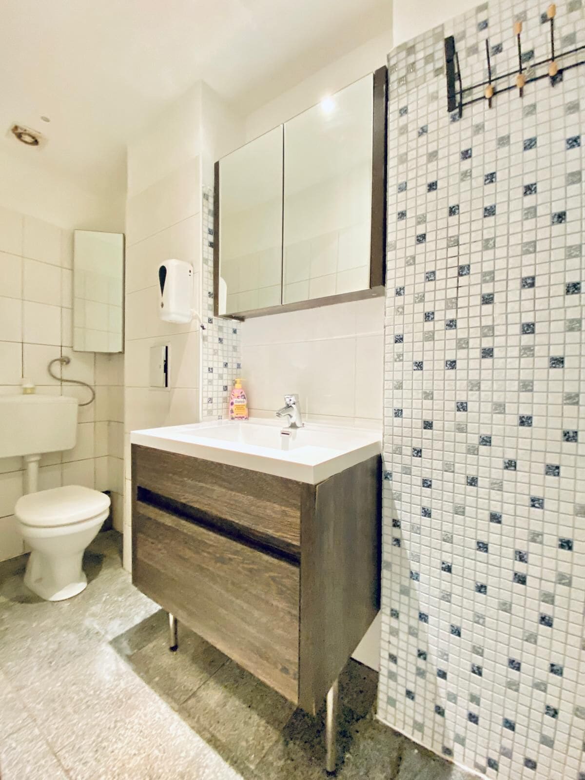 Basic Apartment | Bathroom | Shower, free toiletries, hair dryer, towels