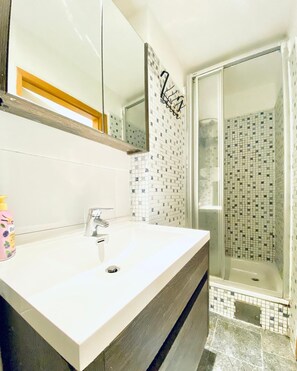 베이직 아파트 | 욕실 | 샤워 시설, 무료 세면용품, 헤어드라이어, 타월