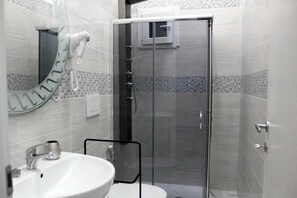 Comfort Triple Room, Courtyard View 2 | Bagno | Set di cortesia gratuito, asciugacapelli, pantofole, asciugamani
