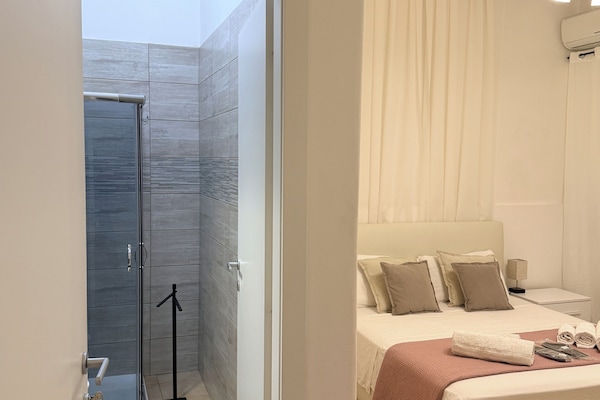 Comfort Double Room, Courtyard View 1 | Caja fuerte, sistema de insonorización, tabla de planchar con plancha