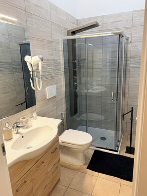 Comfort Double Room, Courtyard View | Bathroom | Slippers