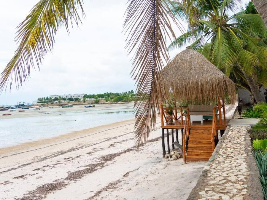 På stranden, hvidt sand