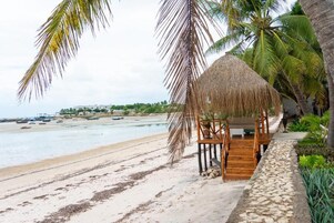 Ubicación a pie de playa y arena blanca
