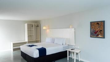 In-room safe, blackout drapes, free WiFi