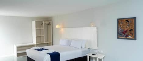 Un dormitorio con cama, mesita de noche y armario.