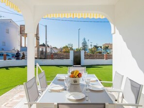 Outdoor dining - THE HOUSE OF YOUR DREAMS:
Beach, tennis, playground, l. garden, all within sight (Torre de Benagalbon)