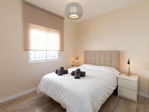 3 bedrooms, iron/ironing board, travel cot, free WiFi - THE HOUSE OF YOUR DREAMS:
Beach, tennis, playground, l. garden, all within sight (Torre de Benagalbon)