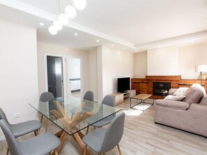 Interior - THE HOUSE OF YOUR DREAMS:
Beach, tennis, playground, l. garden, all within sight (Torre de Benagalbon)