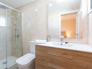 Hair dryer, bidet, towels, soap - THE HOUSE OF YOUR DREAMS:
Beach, tennis, playground, l. garden, all within sight (Torre de Benagalbon)