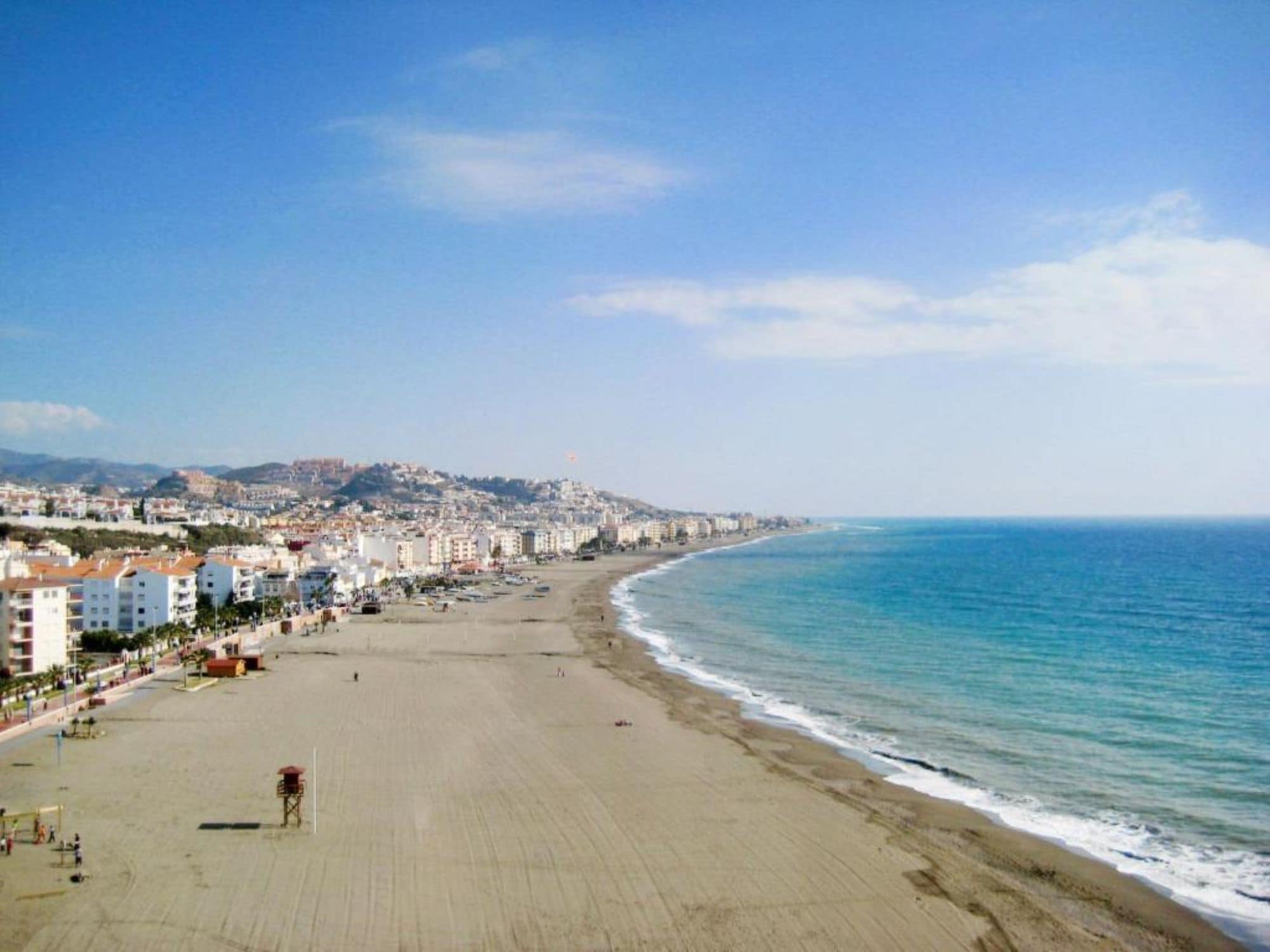 Plage, chaises longues