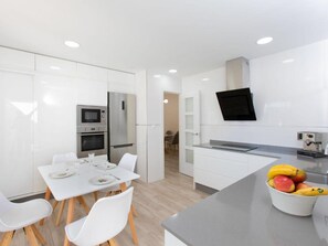 Fridge, microwave, oven, stovetop - THE HOUSE OF YOUR DREAMS:
Beach, tennis, playground, l. garden, all within sight (Torre de Benagalbon)