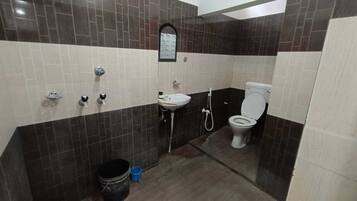 Shower, free toiletries