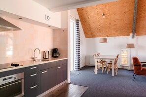 Fridge, microwave, stovetop, dishwasher - Cosy holiday home in centre of Terherne (Terherne)