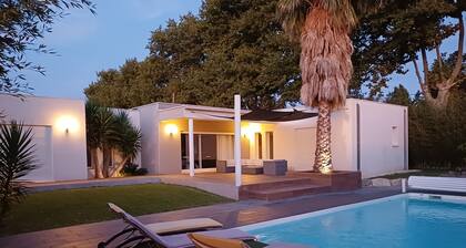 Architect-designed villa, not overlooked, heated pool, 30 minutes from the beach at Gruissan