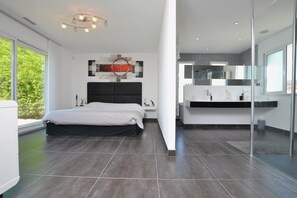 4 habitaciones, tabla de planchar con plancha, internet y ropa de cama 