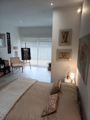 4 habitaciones, tabla de planchar con plancha, internet y ropa de cama 