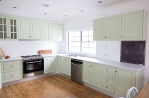 Kylskåp, mikrovågsugn, ugn och spishäll