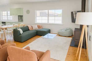 Smart TV, fireplace, table tennis - Yarrawonga Walk Everywhere by Ready Set Stay (Yarrawonga)