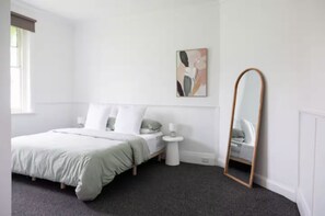 4 bedrooms, iron/ironing board, free WiFi, bed sheets - Yarrawonga Walk Everywhere by Ready Set Stay (Yarrawonga)