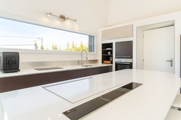 Micro-ondes, four, plaque de cuisson, lave-vaisselle