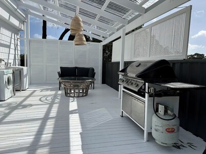 White Pebbles
1 Queen Bedroom 1 bathroom 
Free WiFi.  Pet Friendly