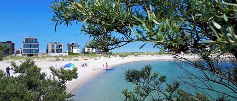 بالقرب من الشاطئ