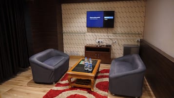 Luxury Suite, Balcony, City View | Living area