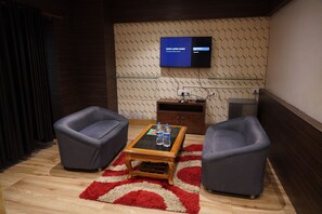 Luxury Suite, Balcony, City View | Living area