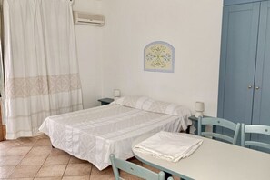 1 Schlafzimmer, Reisekinderbett