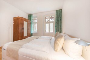 Free WiFi - Waldfriede - Red vacation apartment with balcony, WLAN & close to the sandy beach (Seebad Bansin)