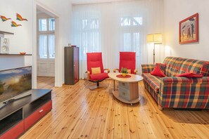 TV, books, stereo - Waldfriede - Red vacation apartment with balcony, WLAN & close to the sandy beach (Seebad Bansin)