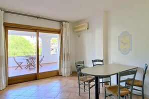 Dining - Charming three-room apartment of approximately 60 square meters with a 25 square meter covered veranda, located on the ground or first floor.It comprises a living room with a fully equipped kitchenette and a sofa bed, a bedroom with a double bed, a secon (Porto Rotondo)
