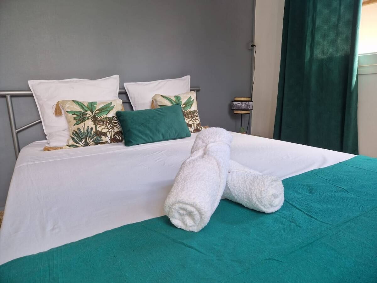 4 dormitorios, tabla de planchar con plancha, Internet y ropa de cama