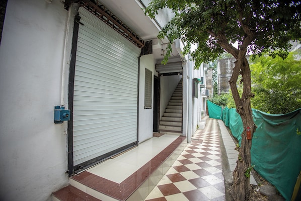 المنشأة من الخارج